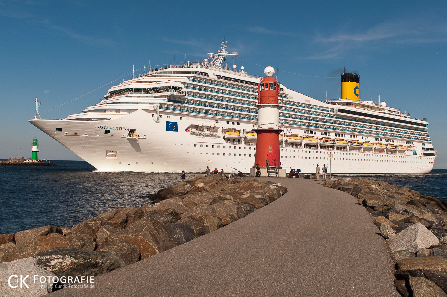 Costa Fortuna zwischen den beiden Molenleuchttürmen in Warnemünde