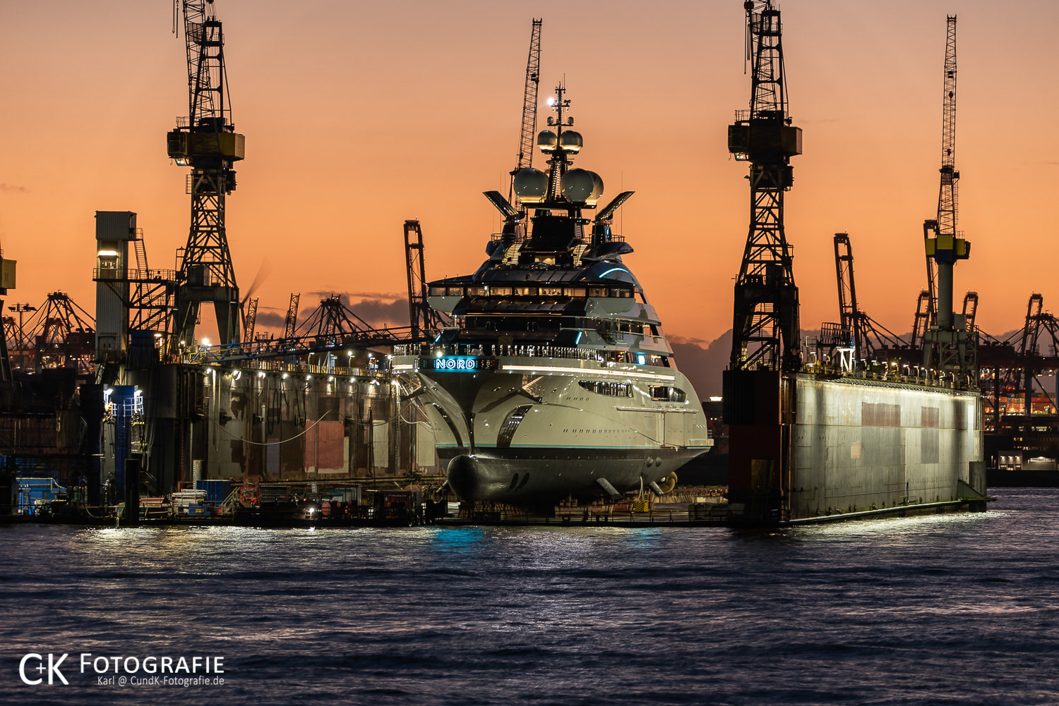 Yacht Nord im Dock bei Blohm und Voss bei Abendrot