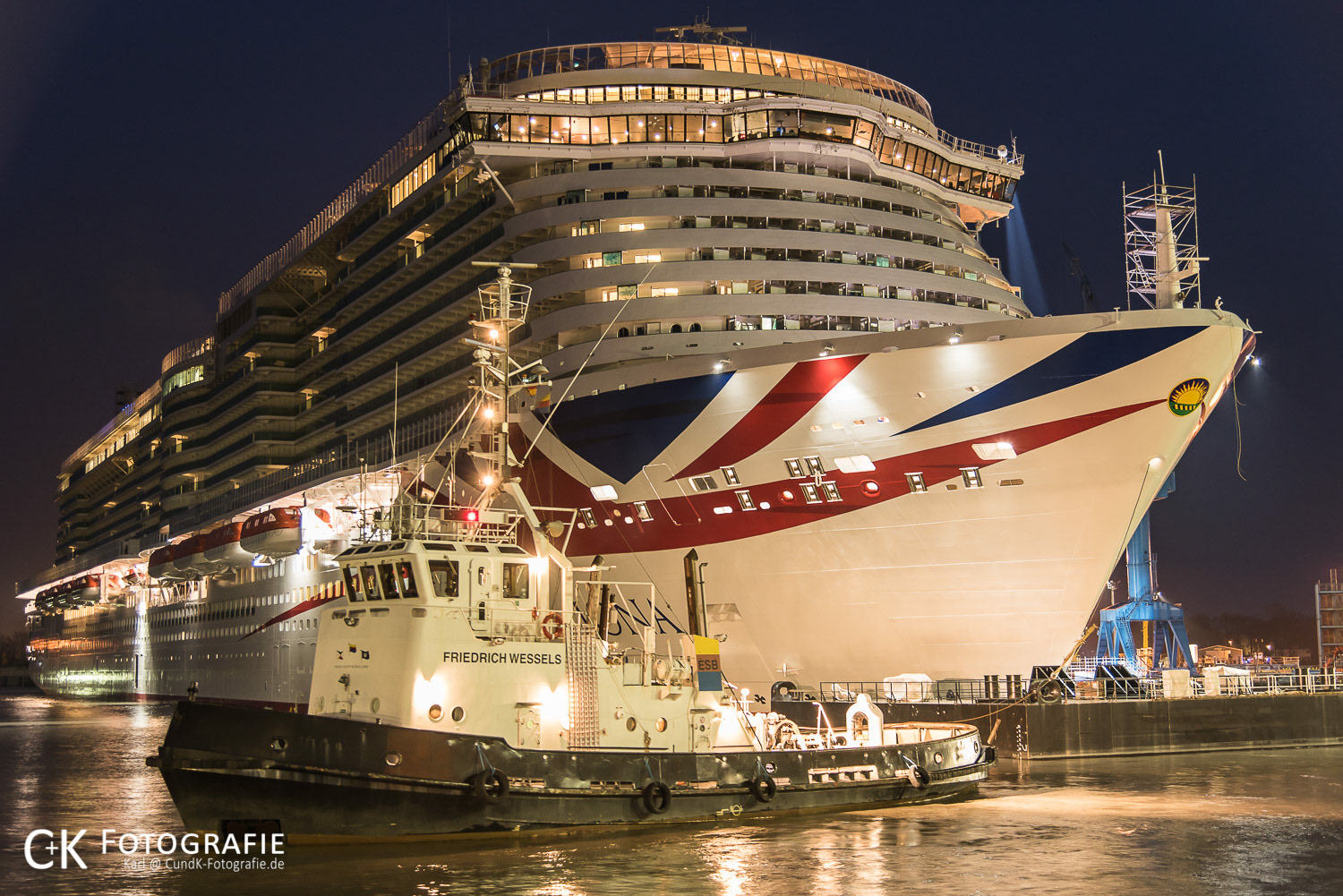 Kreuzfahrtschiff Iona an der Ausrüstungspier der Meyer Werft