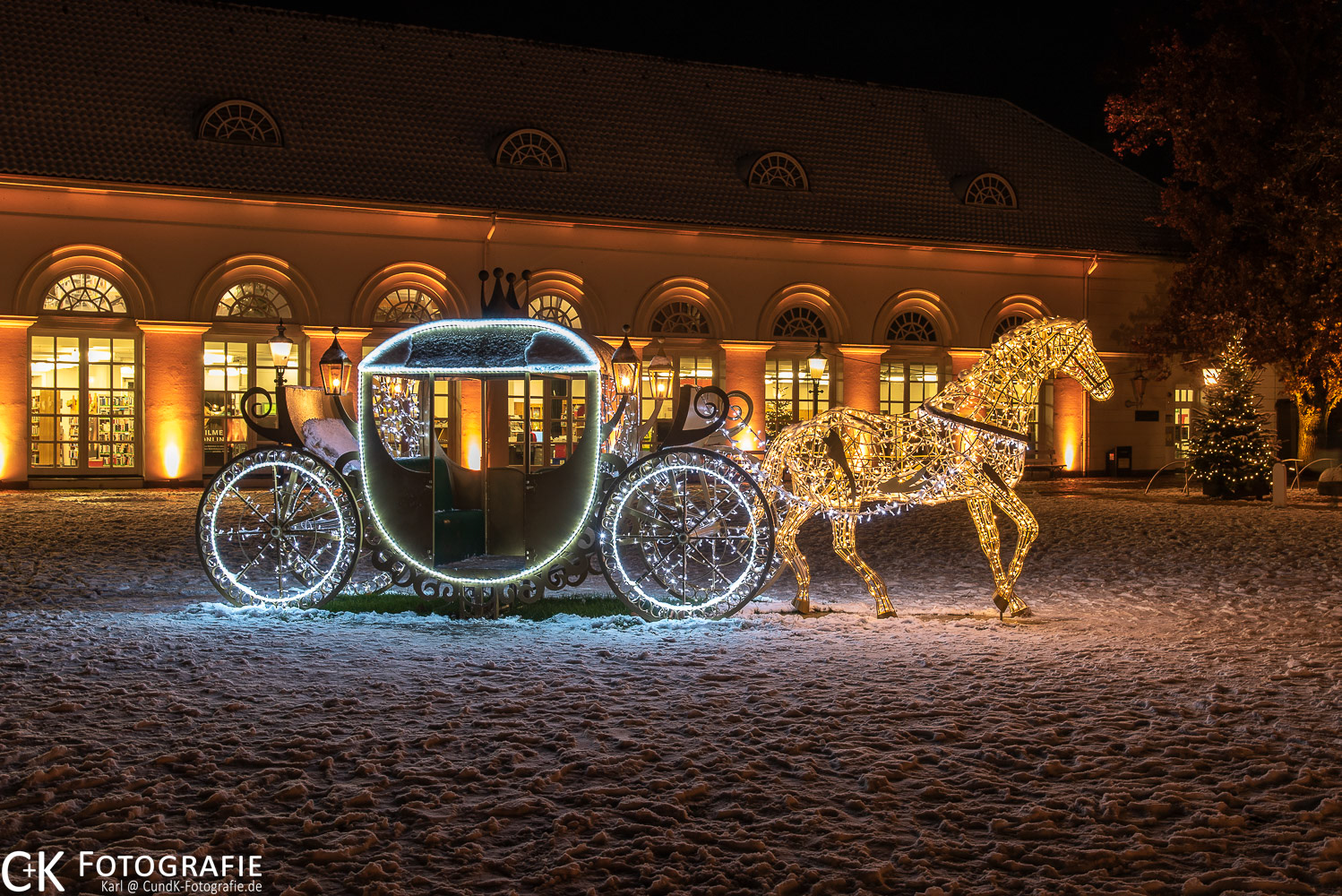 Postkutsche an der Bibliothek