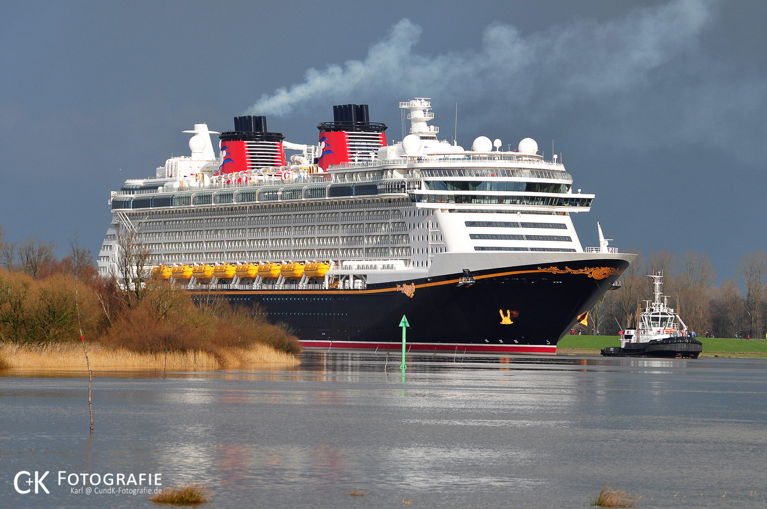 Disney Fantasy auf der Ems während der Emsüberführung