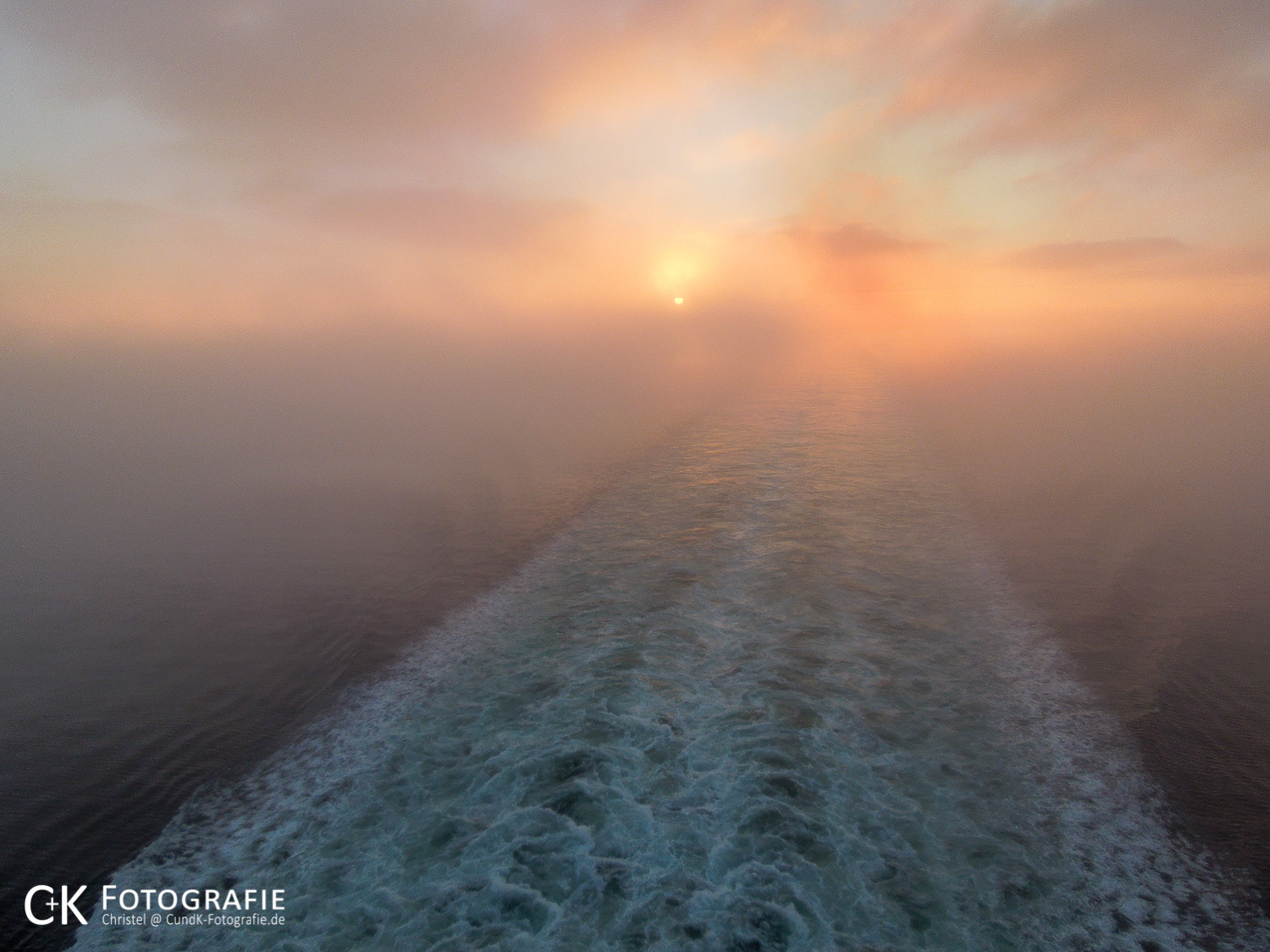 Sonnenuntergang auf der Ostsee im Seenebel