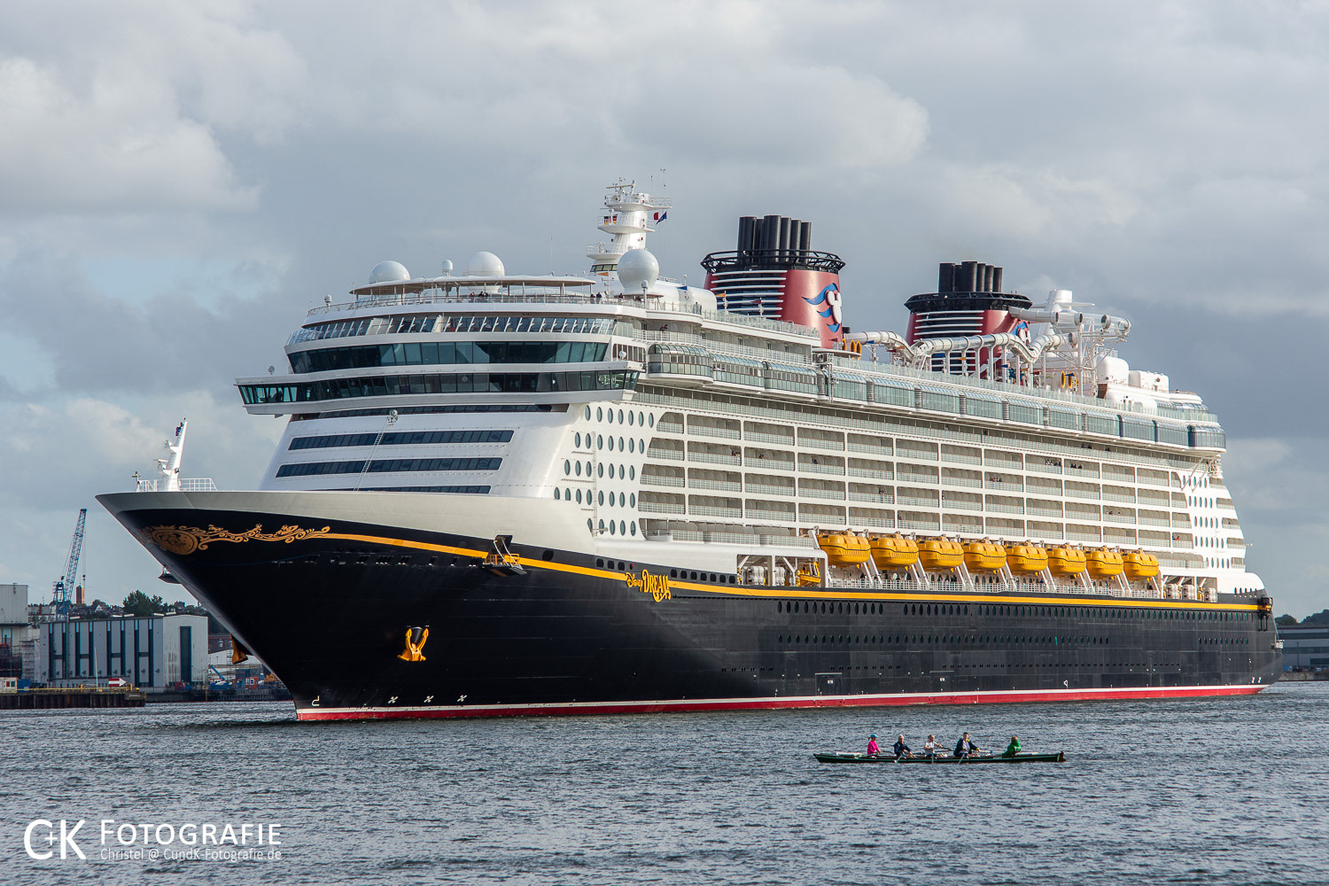 Disney Dream auslaufend Kiel 2023.08.09
