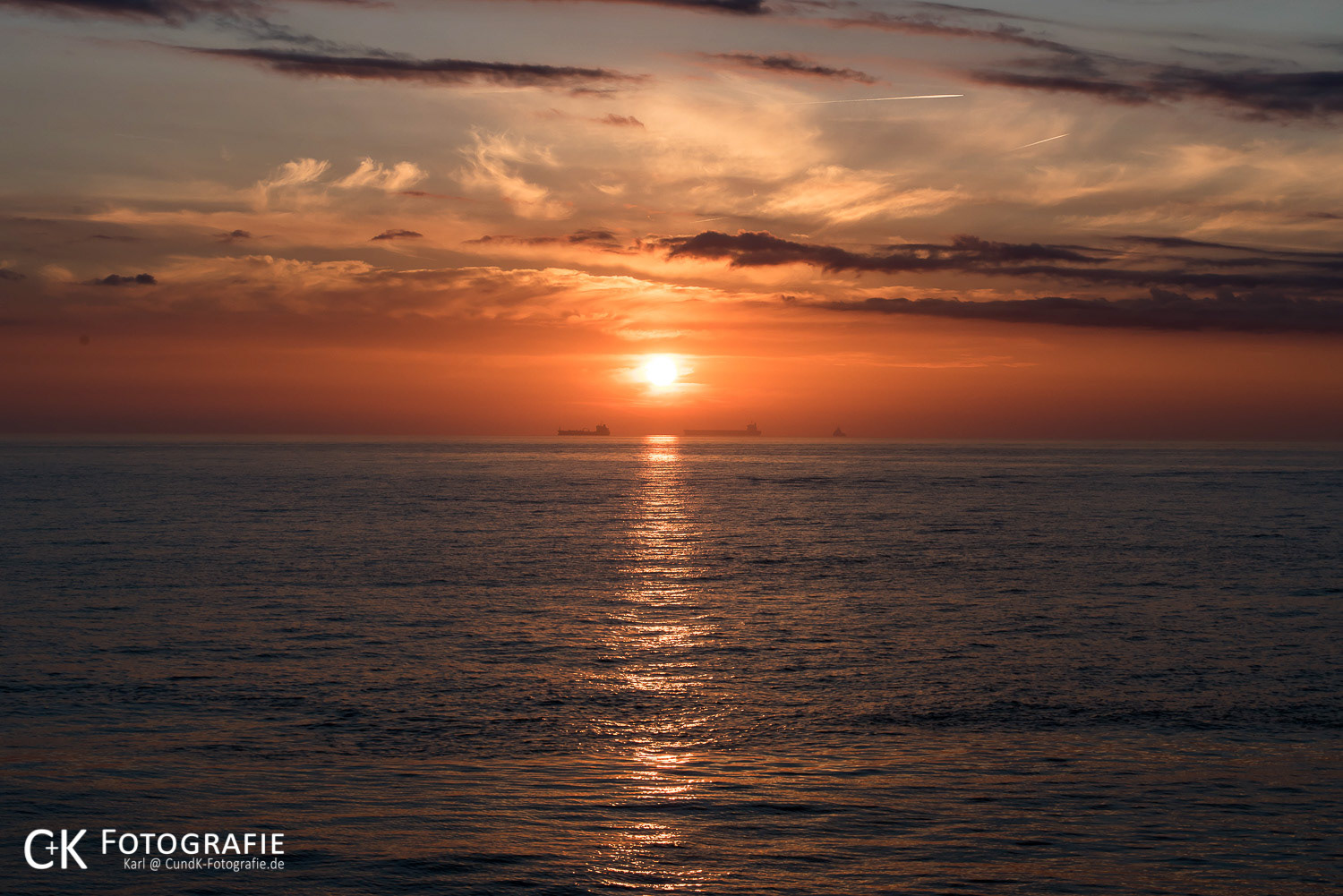 Sonnenuntergang über der Ostsee bei Warnemünde