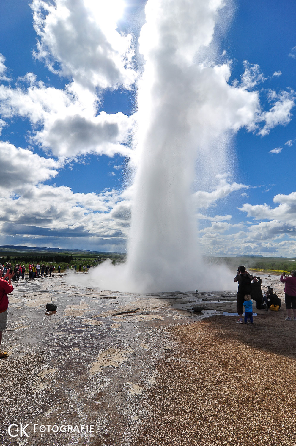 Der Geysir Strokkur stößt Wasser aus
