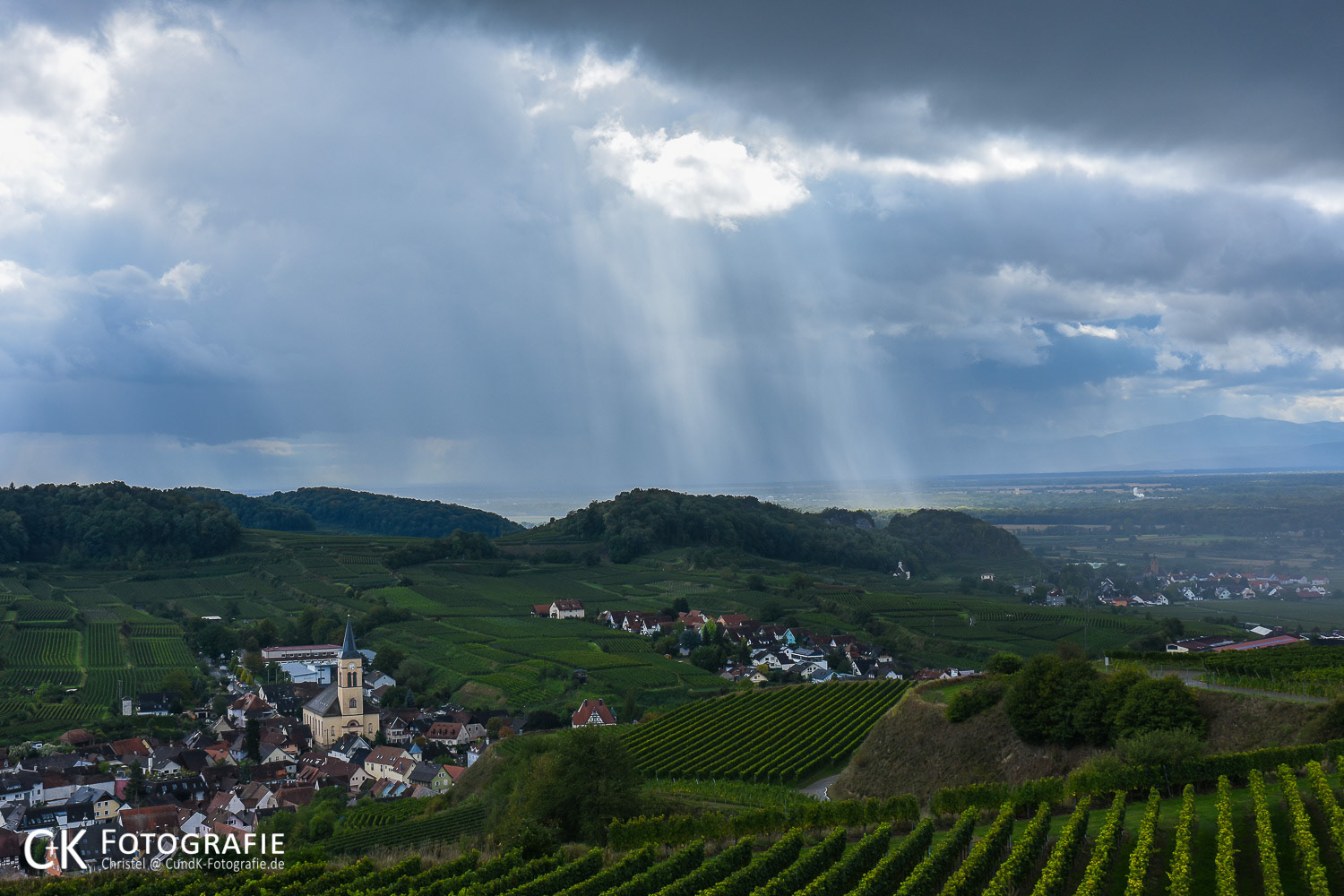 Wolkenformation mit Strahlen im Kaiserstuhl