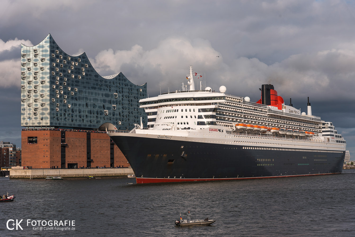 Queen Mary 2 an der Elbphilharmonie in Hamburg