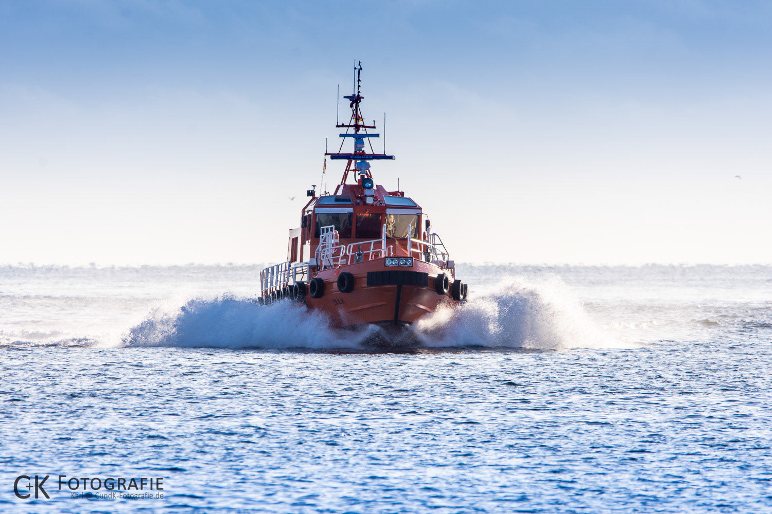 Lotsenboot in voller Fahrt