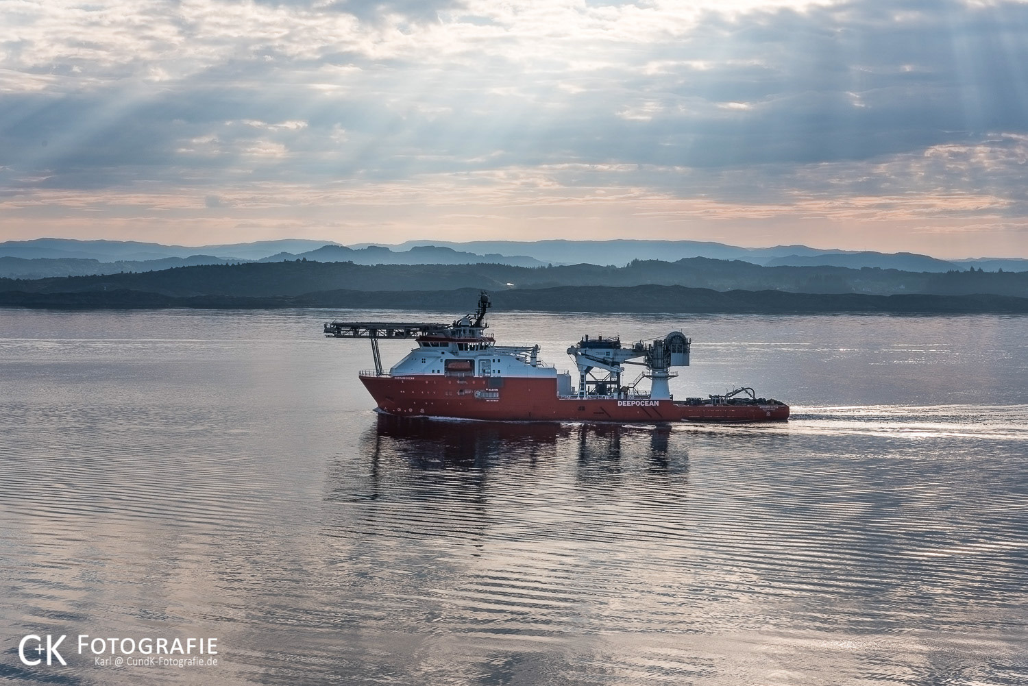 Morgenstimmung mit Versorger im Fjord vor Bergen Norwegen