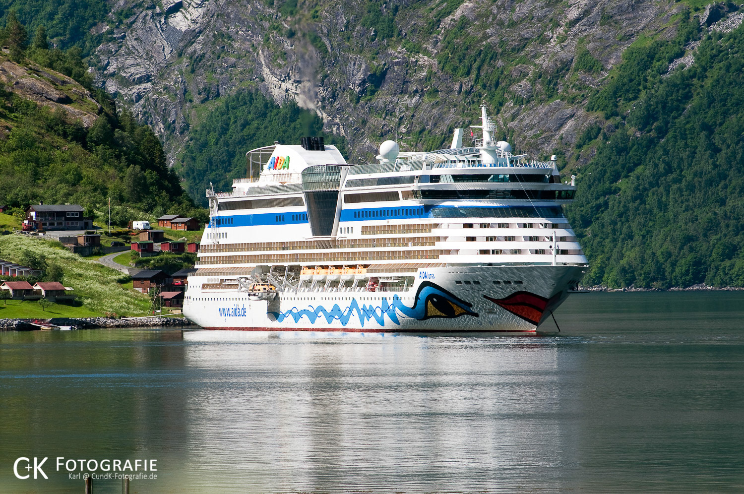 AIDAluna vor Anker im Geiranger Fjord