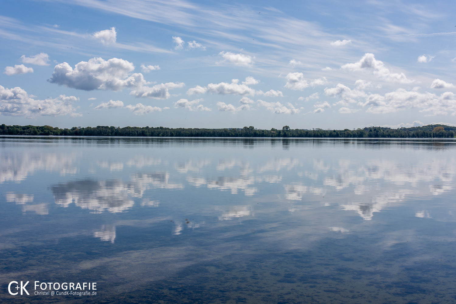 Großer Plöner See mit Wolkenspiegelung