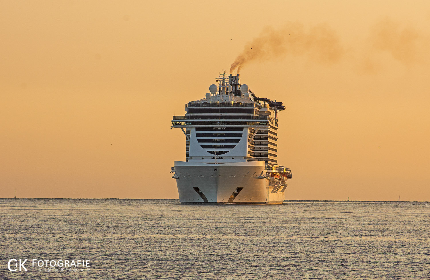 MSC Seaview im Morgenrot vor der Kieler Förde
