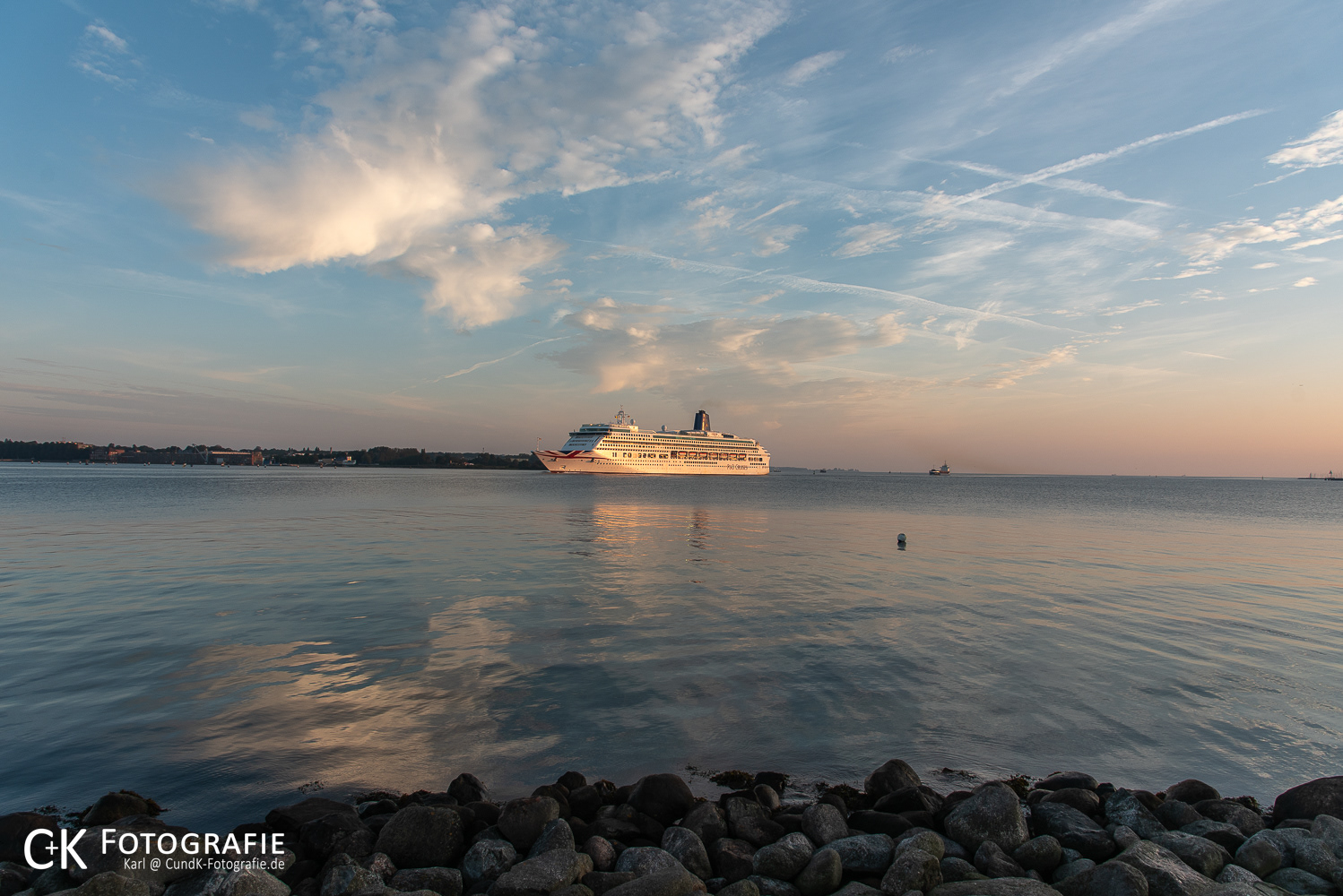 Morgenstimmung mit Kreuzfahrer an der Kieler Förde