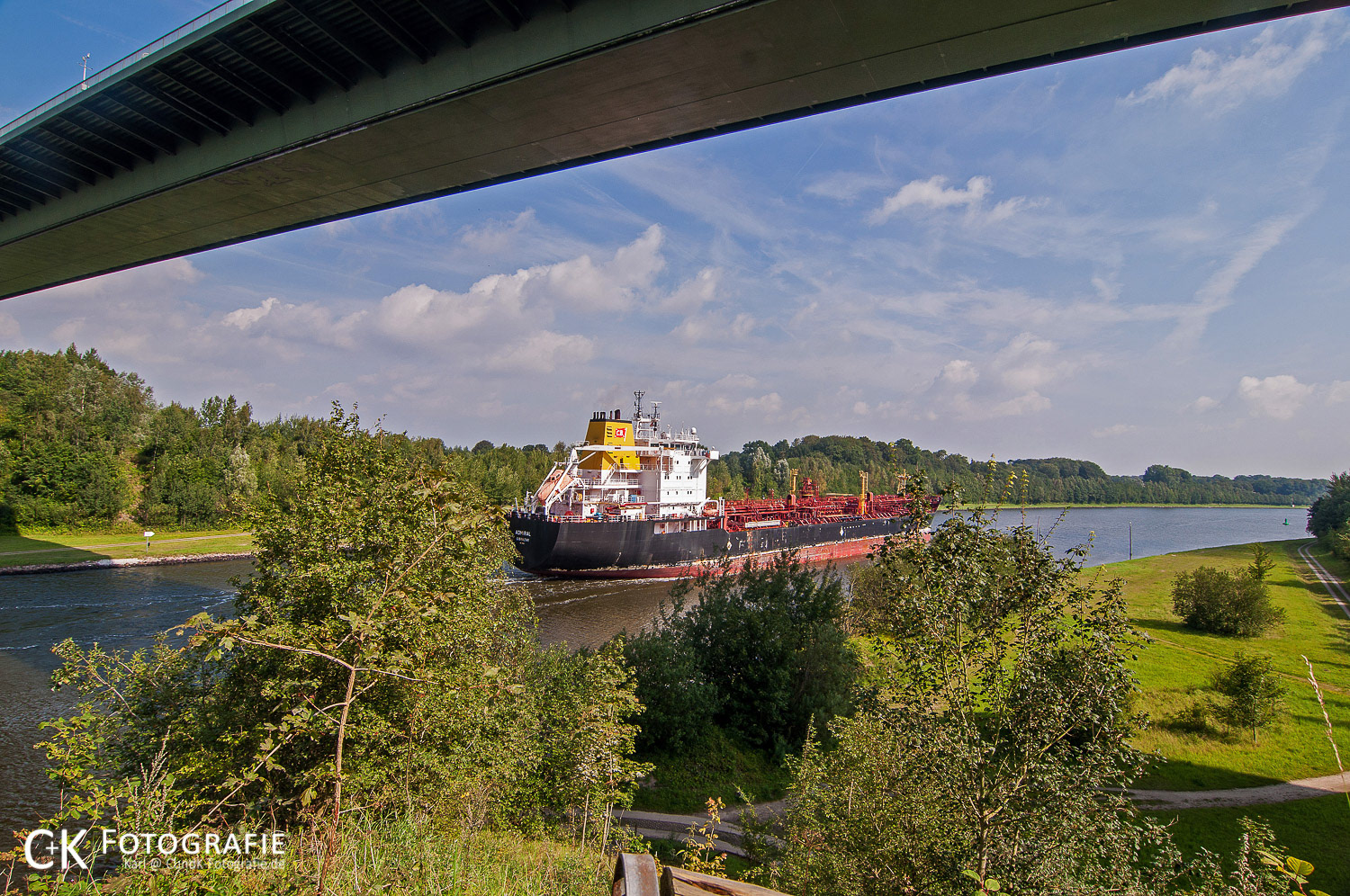 Frachtschiff unter der Autobahn Hochbrücke in Kiel