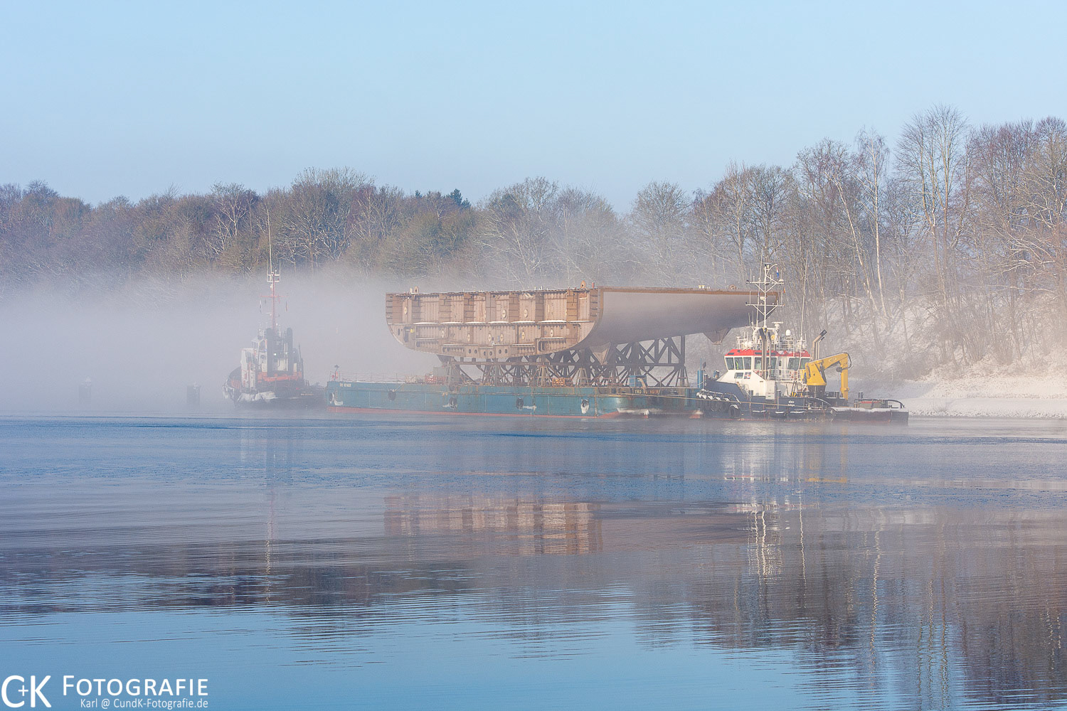 Schleppzug im Dunst im NOK