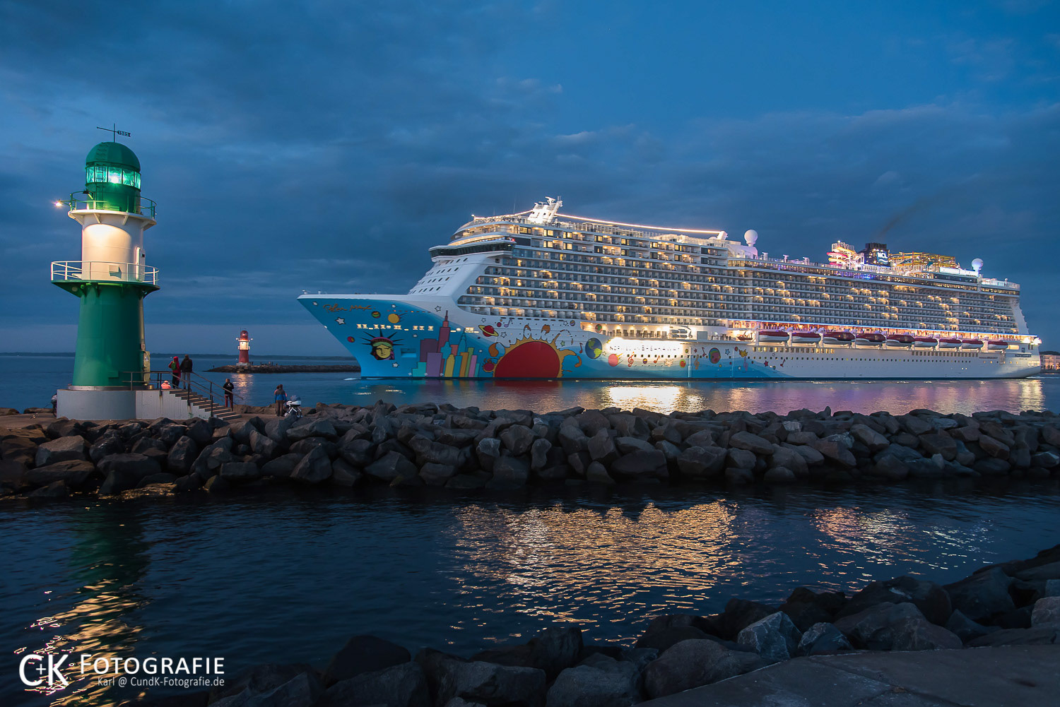 Norwegian Breakaway auslaufend Warnemünde vor der Molenbefeuerung