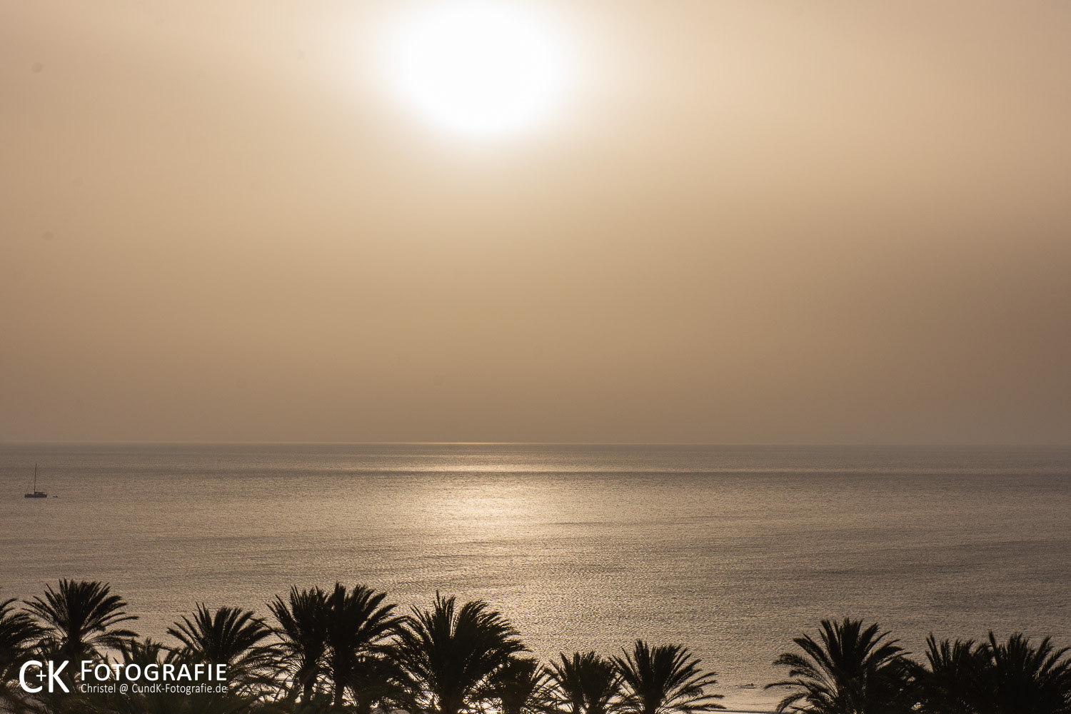 Sonnenaufgang am Atlantik im Saharastaub