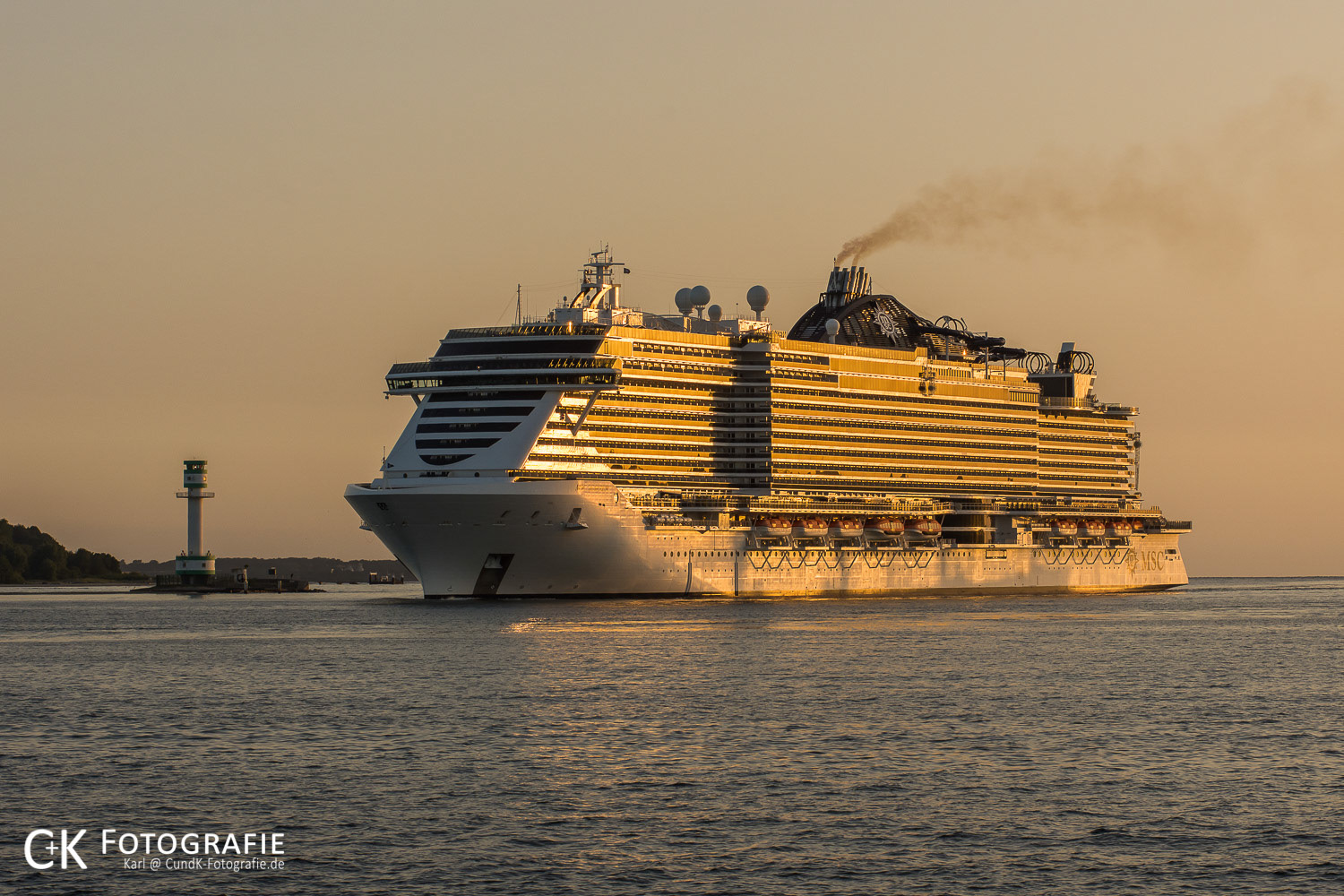MSC Seaview am Leuchtturm Falkenstein auf der Kieler Förde