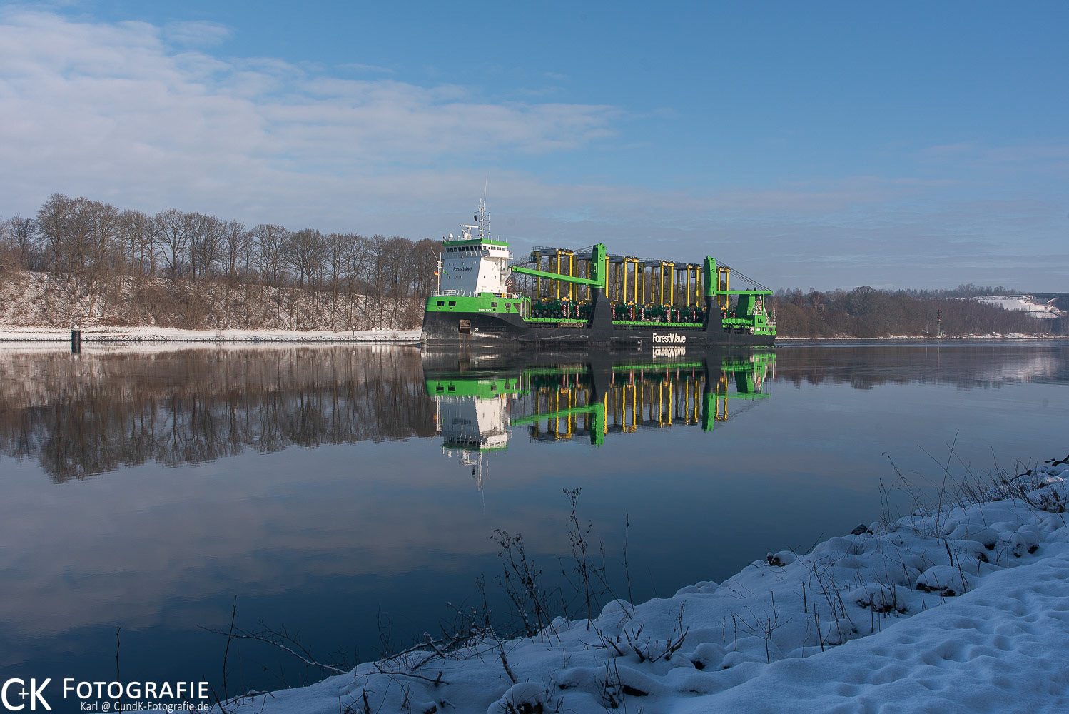 Schwergut Frachter mit Spiegelbild im NOK