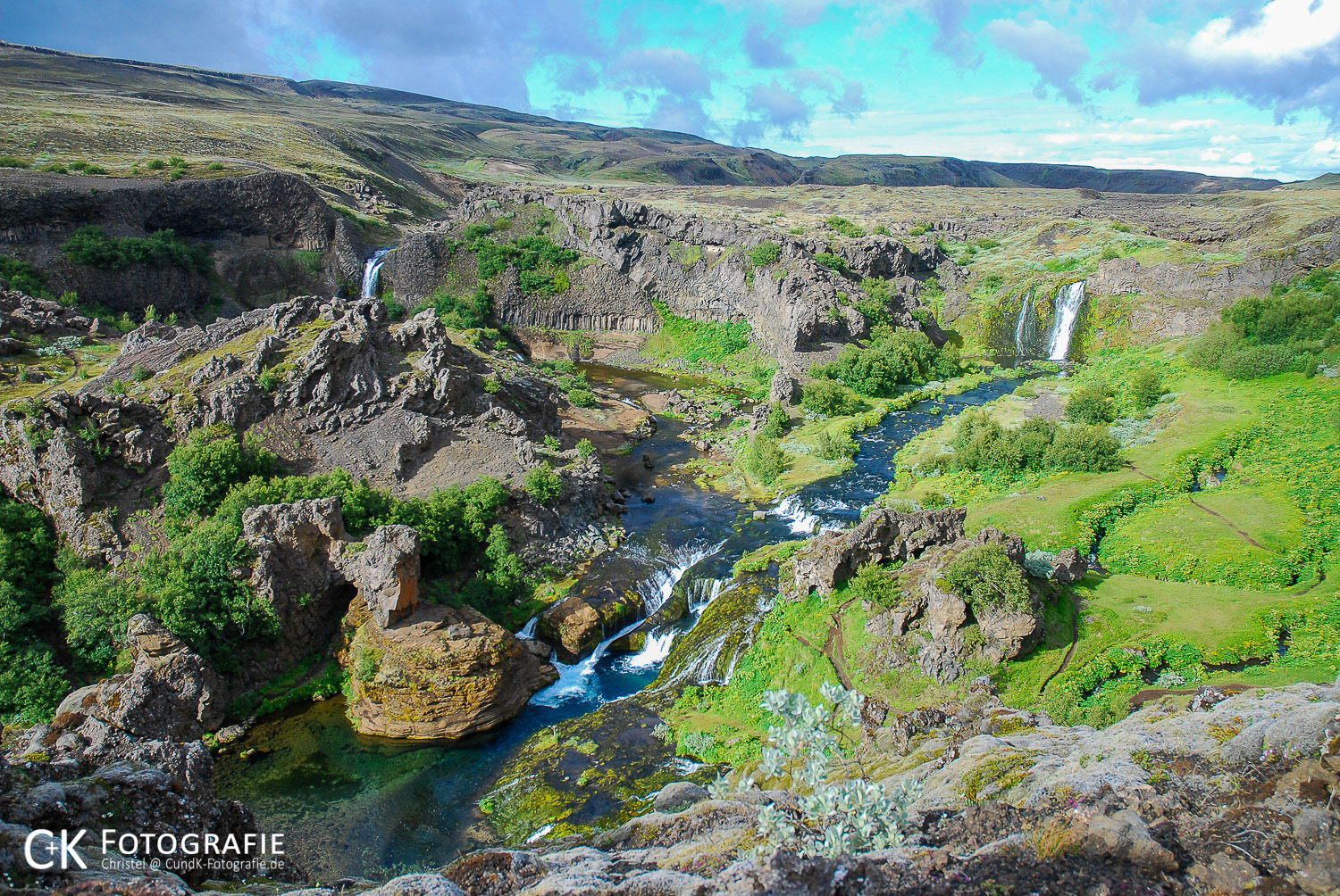Landschaft mit Wasserfällen im Inneren Islands