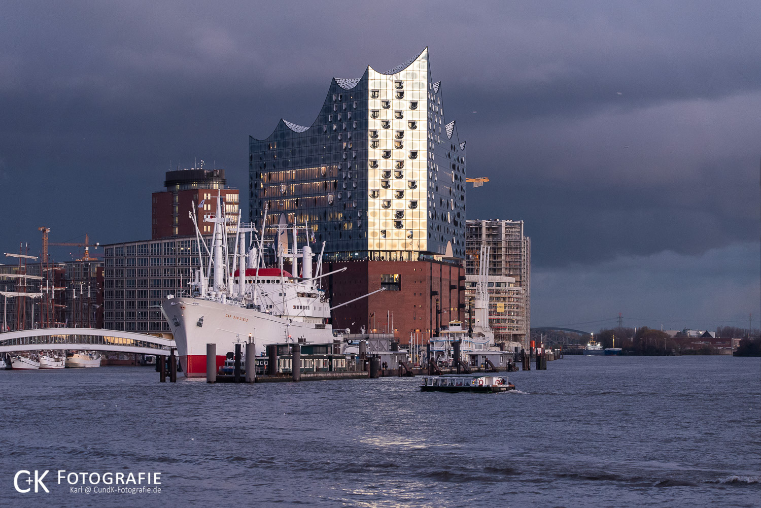 Die Cap San Diego und Elbphilharmonie von der untergehenden Sonne angestrahlt