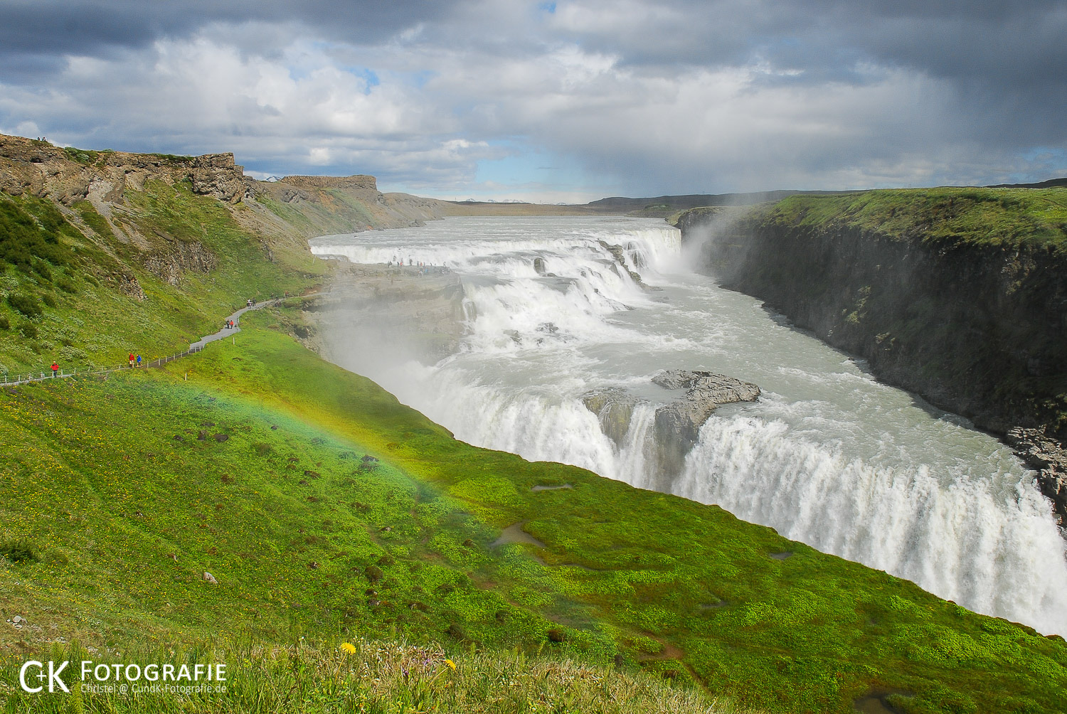 Der Gullfoss fließt über mehre Kaskaden und stürzt dann 35 m in die Tiefe