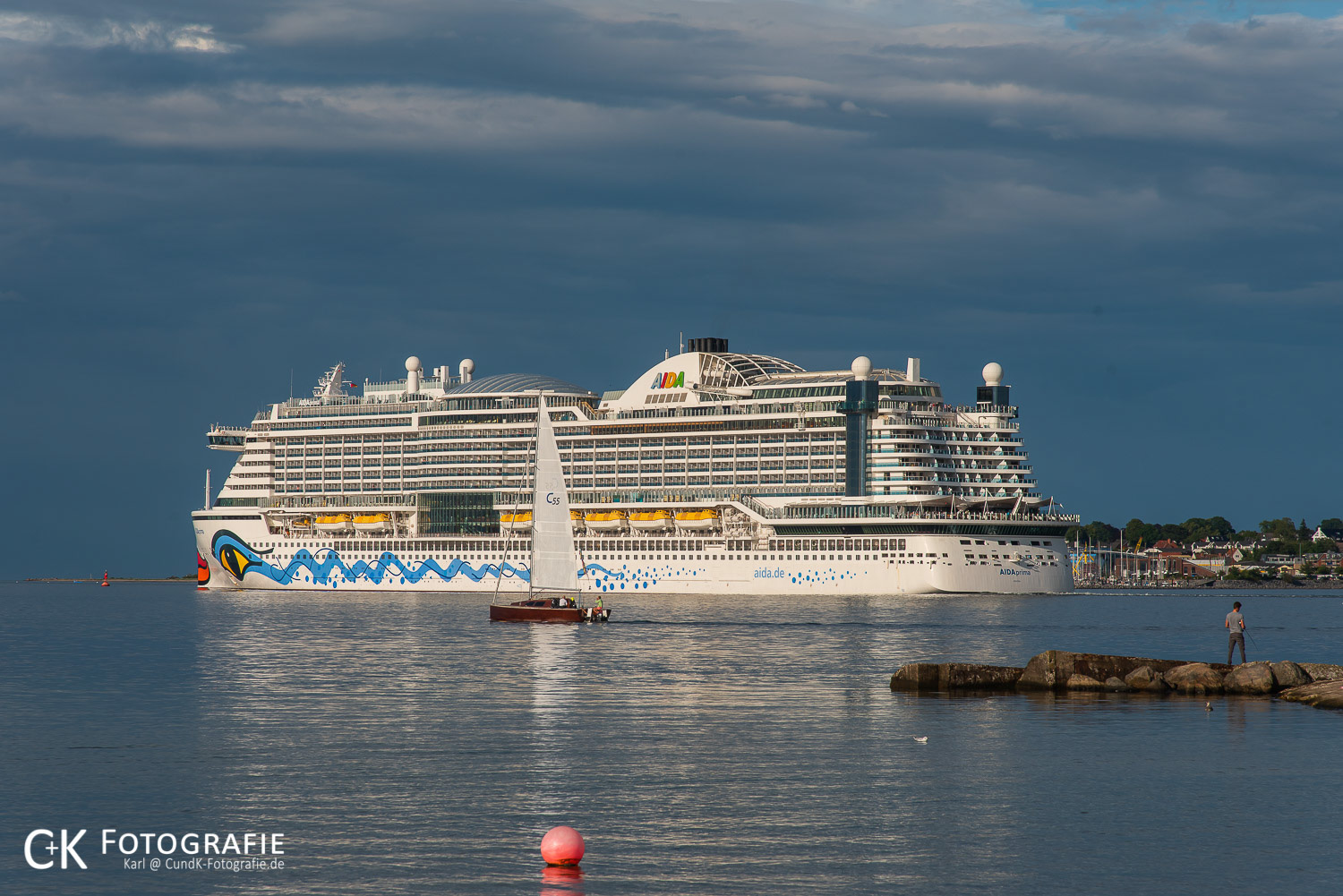 AIDAprima auslaufend Kiel bei Laboe