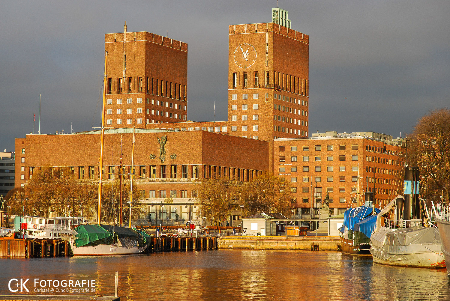 Rathaus von Oslo wird von der Wintersonne angestrahlt