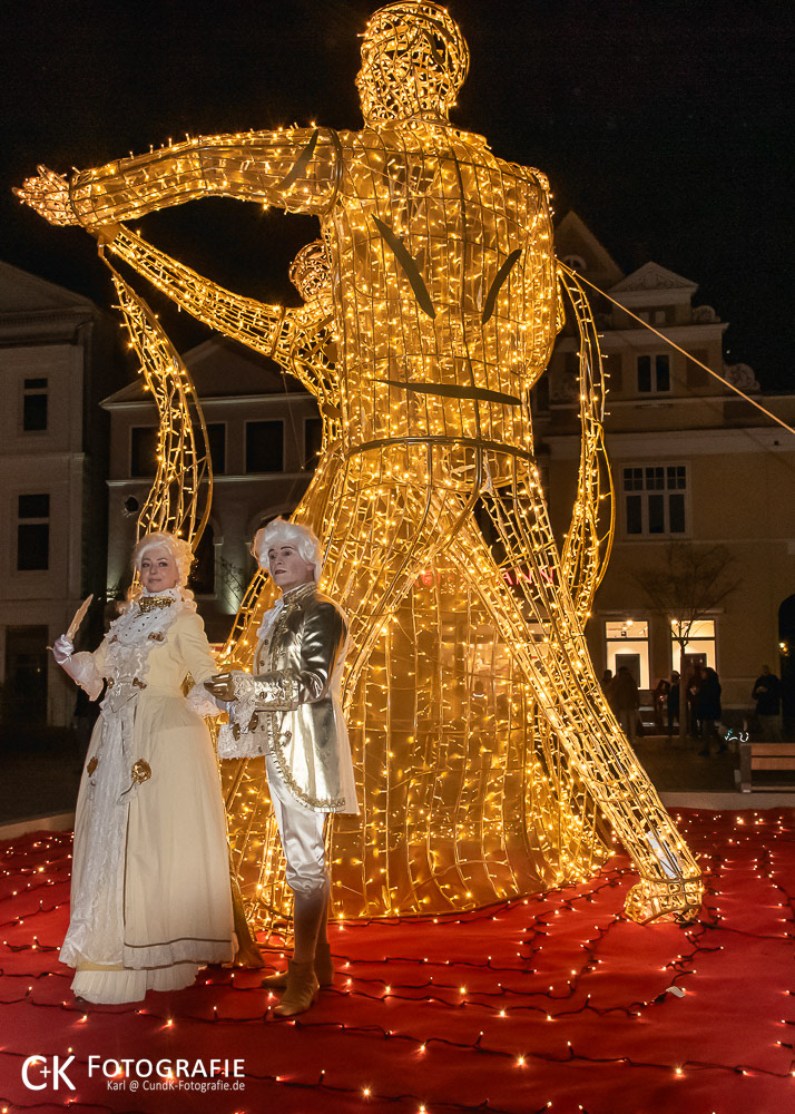 Tanzpaar und Paar in historischer Kleidung Lichterstadt Eutin 2023