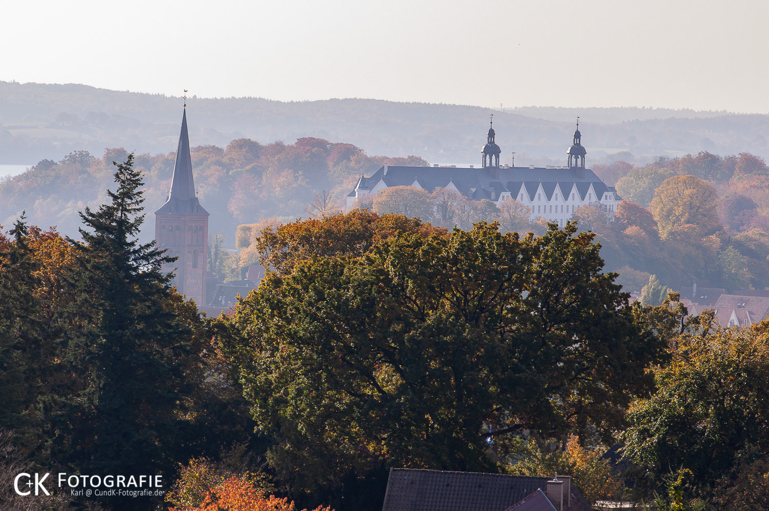 Schloß Plön im Dunst in herbstlicher Stimmung