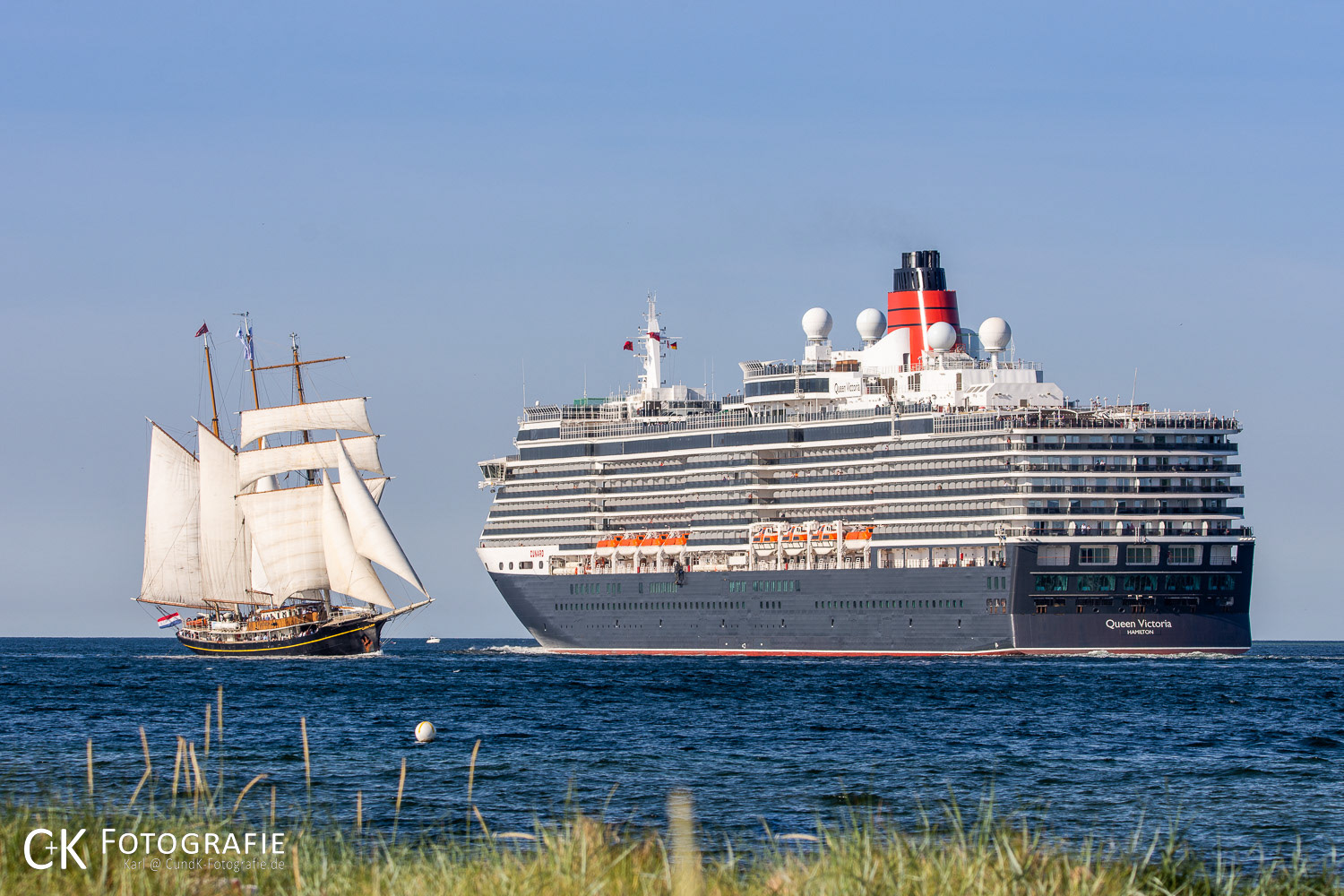 Begegnung Segelschiff und Kreuzfahrtschiff
