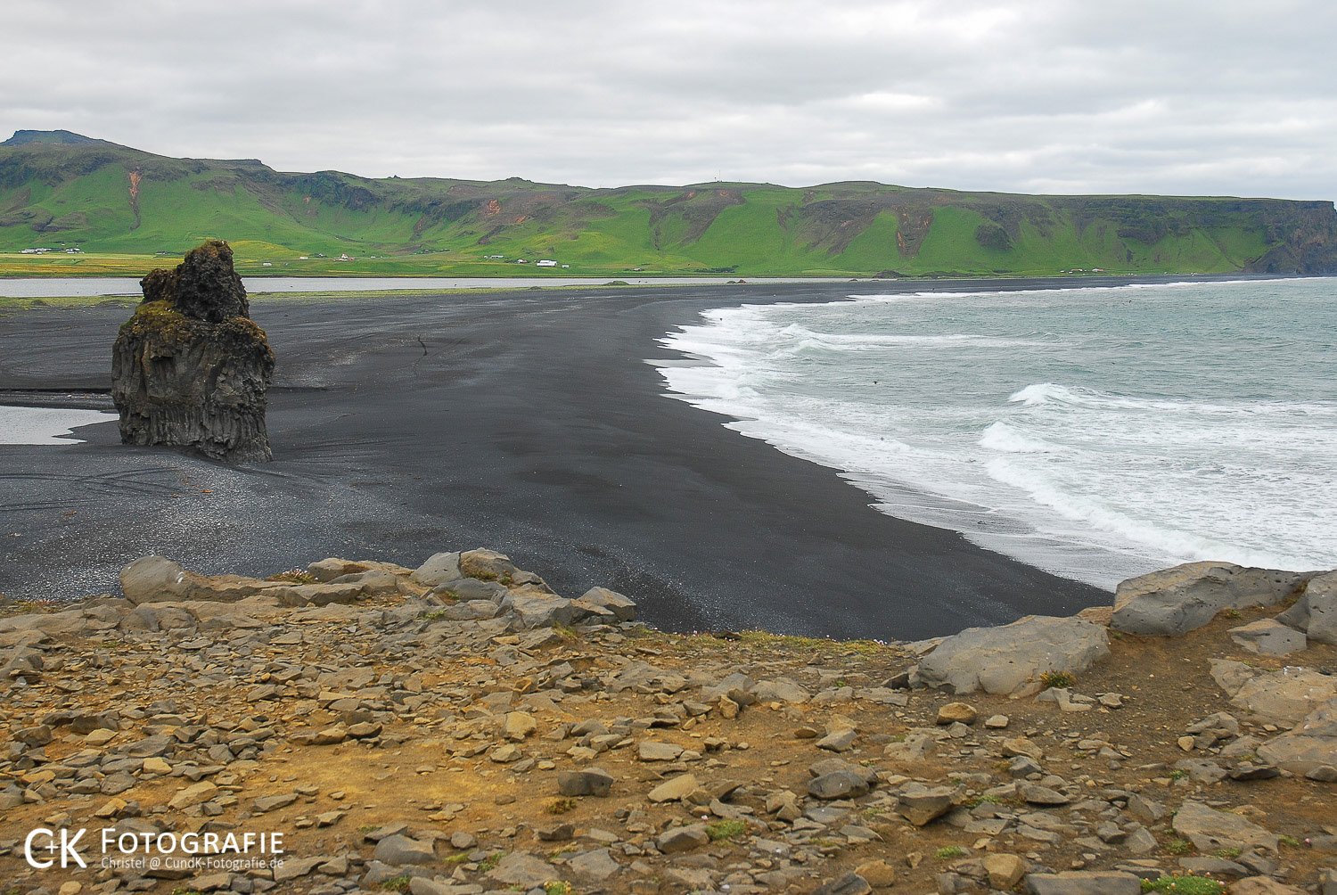 Küste Strand Felsen bei Kap Dyrholaey