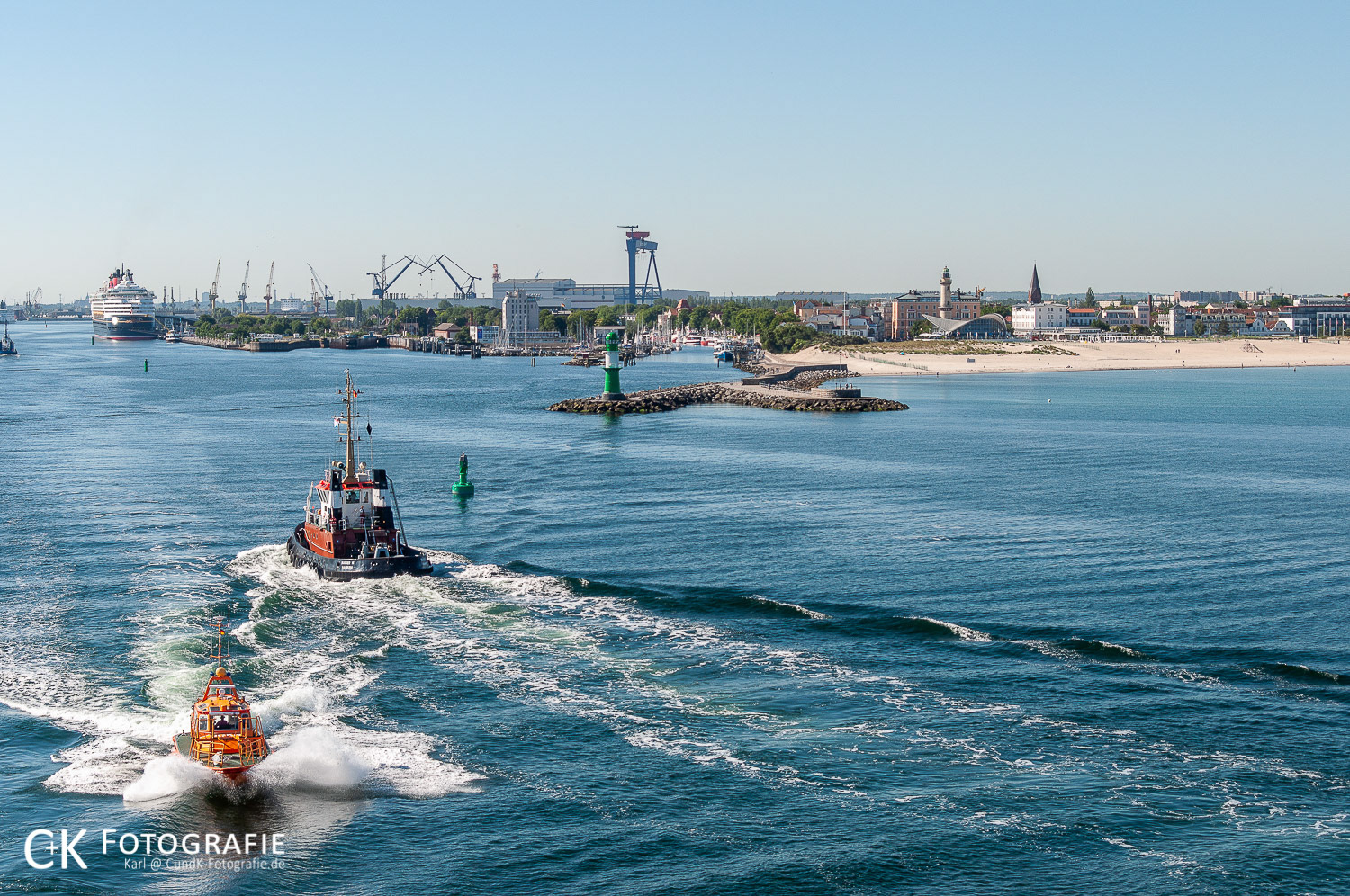 Schlepper und Lotsenboot in der Hafeneinfahrt von Warnemünde