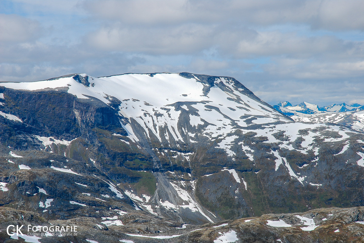 Der im Juni schneebedeckte Dalsnibba in Norwegen