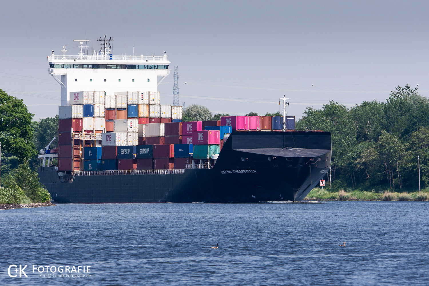Containerschiff im Nord Ostsee Kanal bei Rendsburg