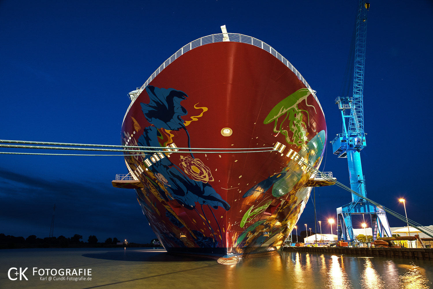 Genting Dream am Ausrüstungskai der Meyer Werft