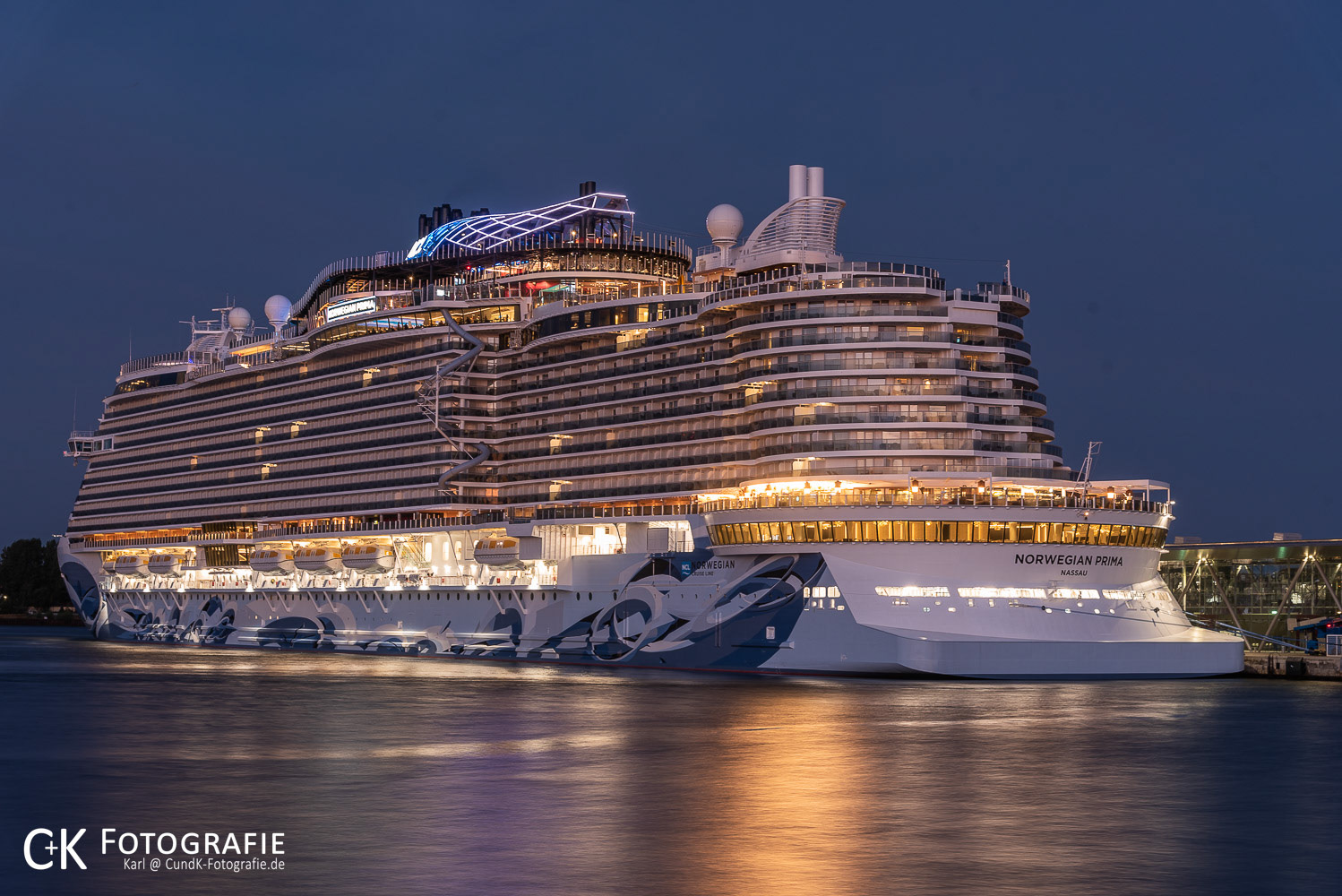 Norwegian Prima in der Morgendämmerung in Warnemünde