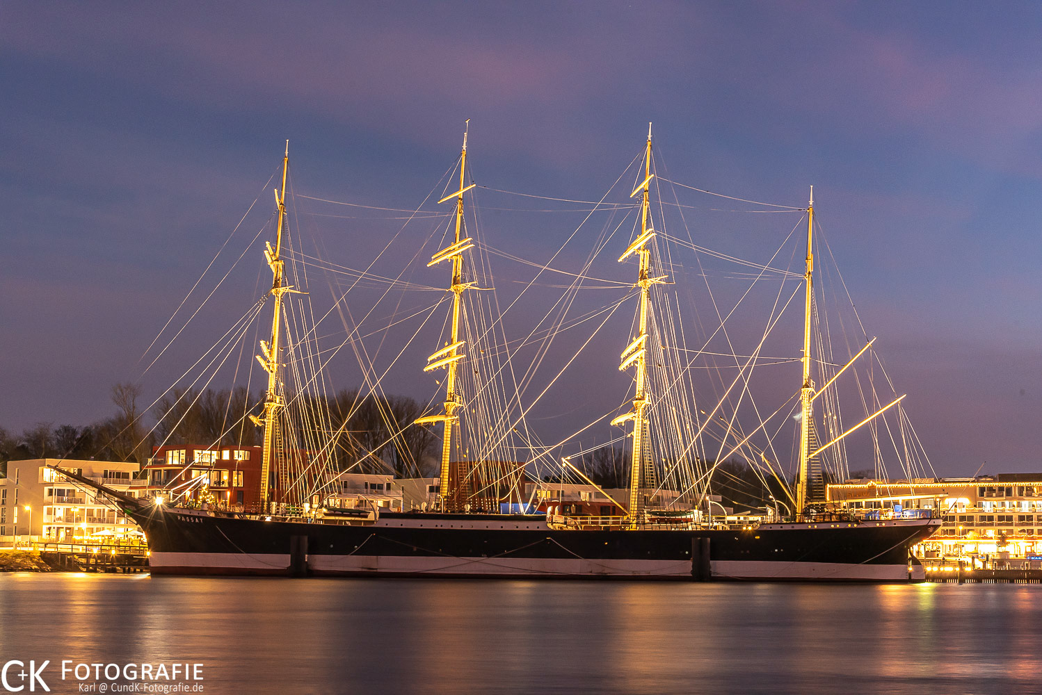 Die beleuchtete Passat in Travemünde