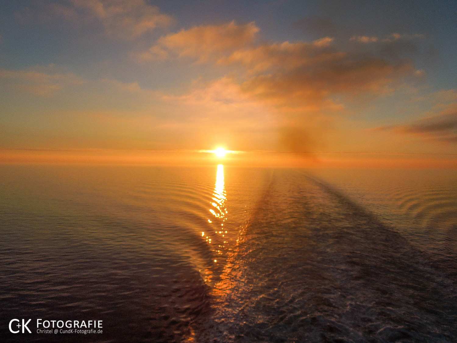 Sonnenuntergang auf der Ostsee bei aufkommenden Seenebel
