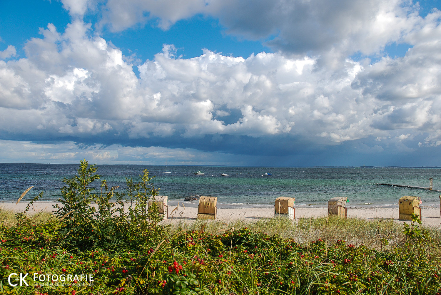 Wolken und Strandkörbe an der Ostsee bei Haffkrug