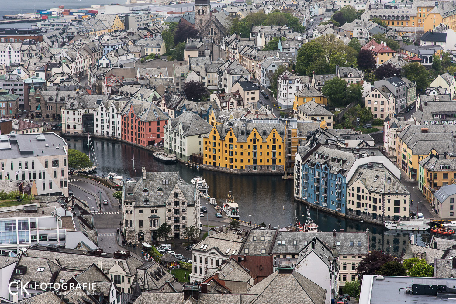 Historische Handelshäuser in Alesund Norwegen