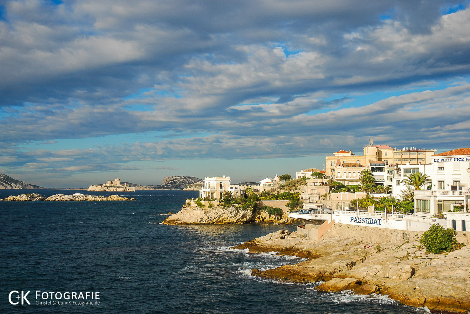 Küste in Marseille mit der Gefängnisinsel des Grafen von Monte Christo