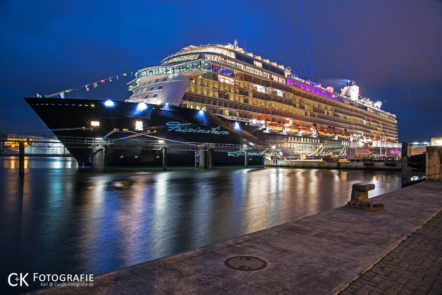 Mein Schiff 5 in Kiel bei den Vorbereitungen zur Schiffstaufe