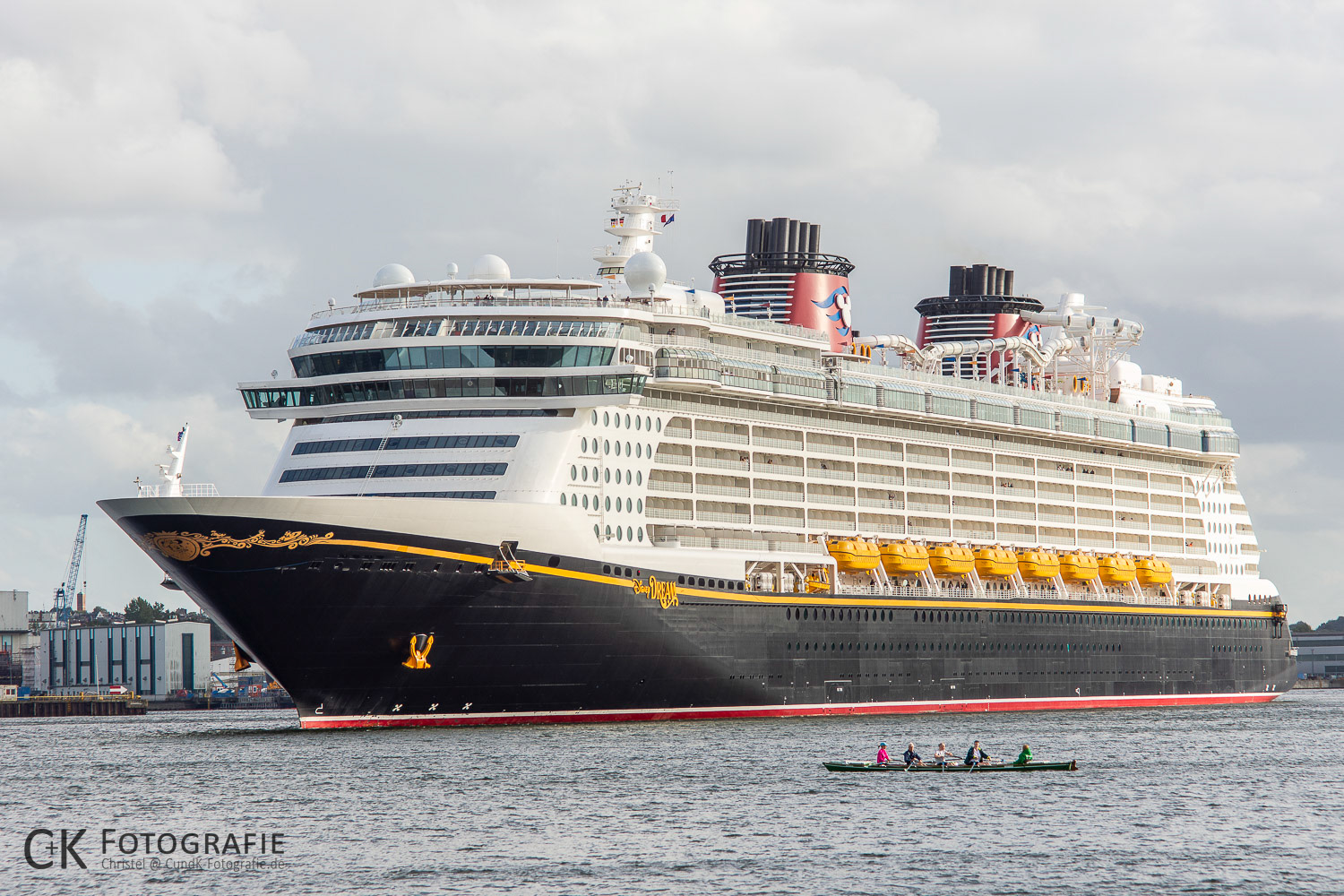 Disney Dream und Vierer mit Steuermann