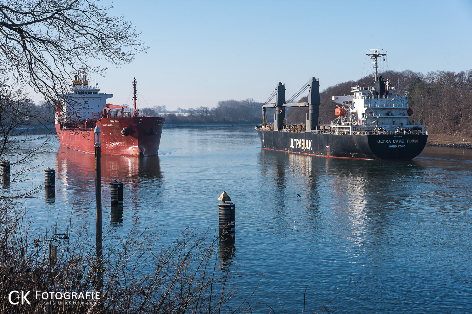 Schiffsbegegnung im Nord Ostsee Kanal bei der Weiche Schwartenbek