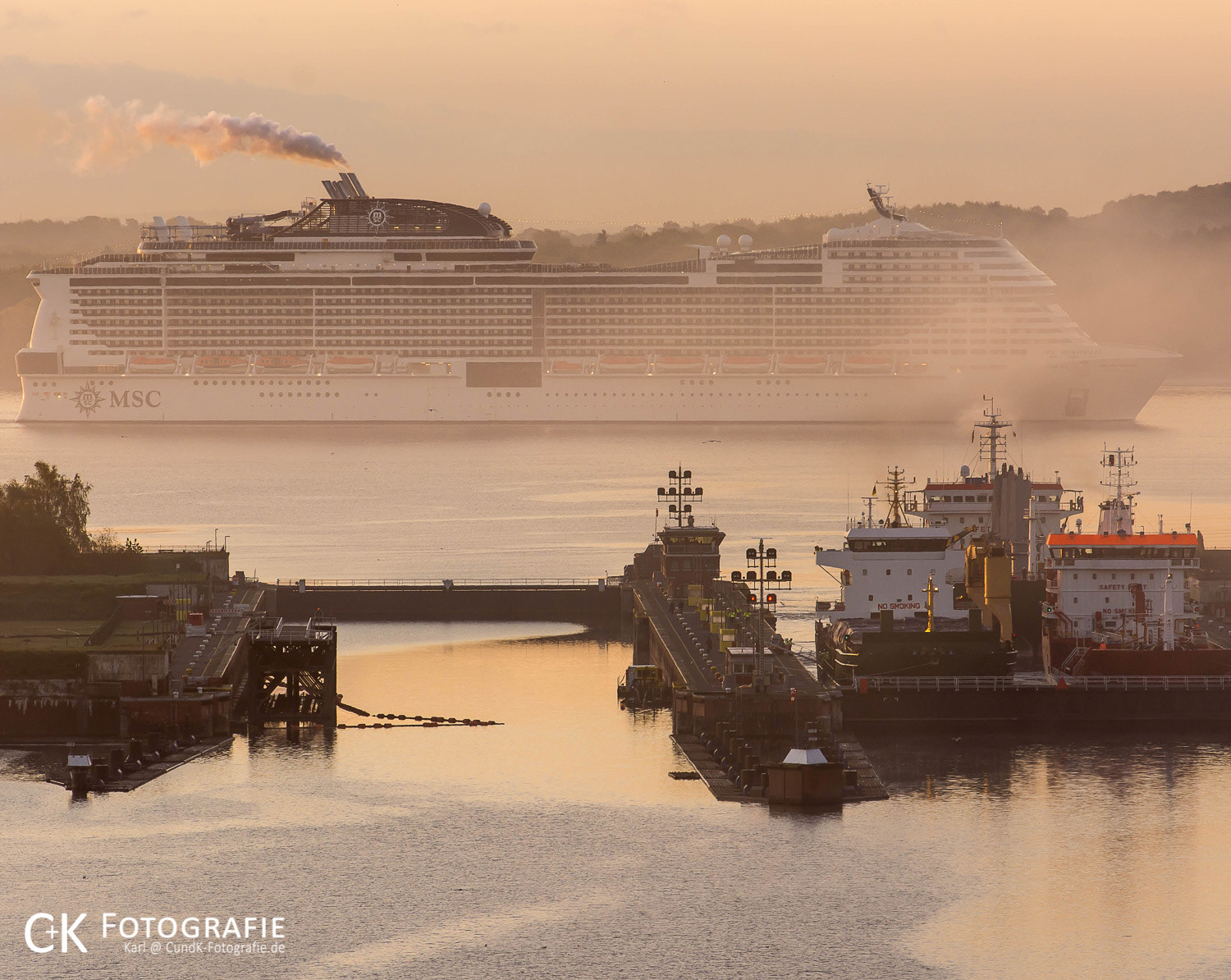 MSC Meraviglia passiert die Holtenauer Schleuse im Morgendunst