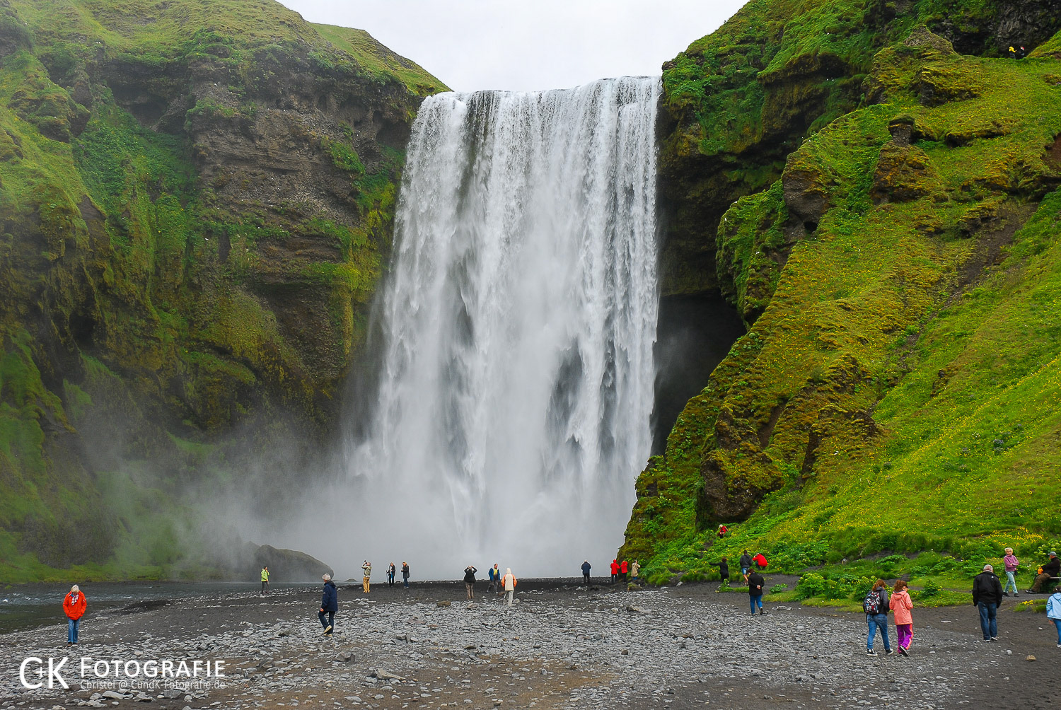 Der Skogafoss stürzt 60 m in die Tiefe