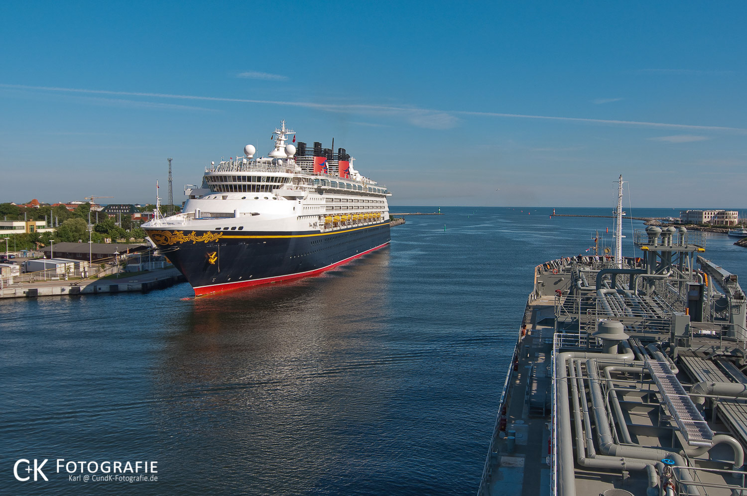 Disney Magic am Kreuzfahrtterminal in Warnemünde