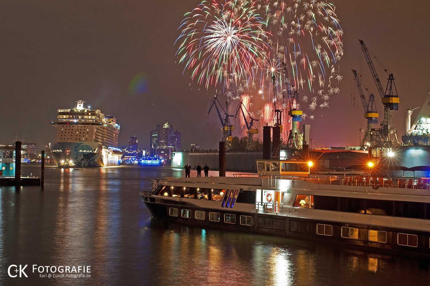 Feuerwerk im Hamburger Hafen für die Jungfernfahrt der Norwegian Escape