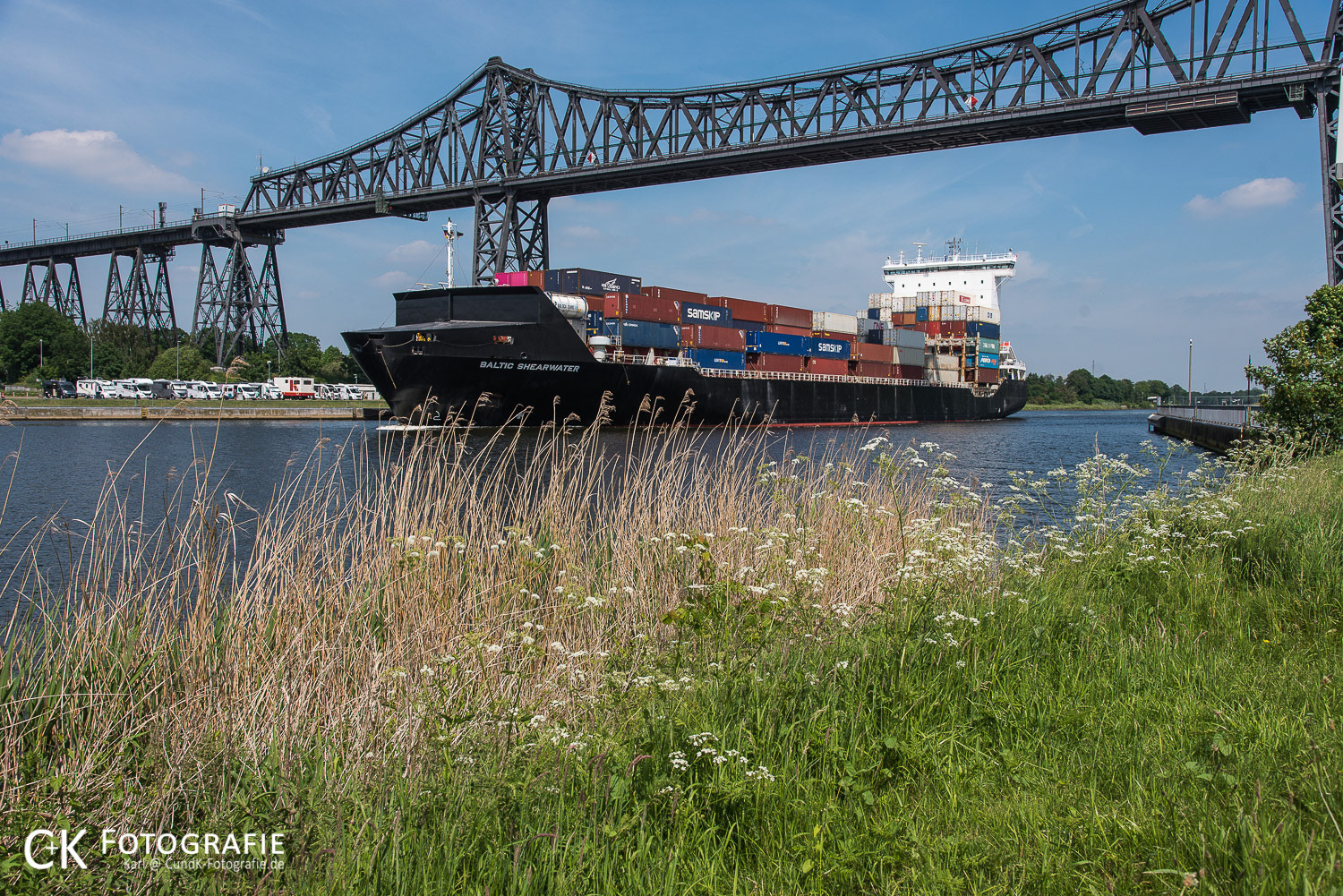 Containerschiff Baltic Shearwater unter der Eisenbahn Hochbrücke in Rendsburg
